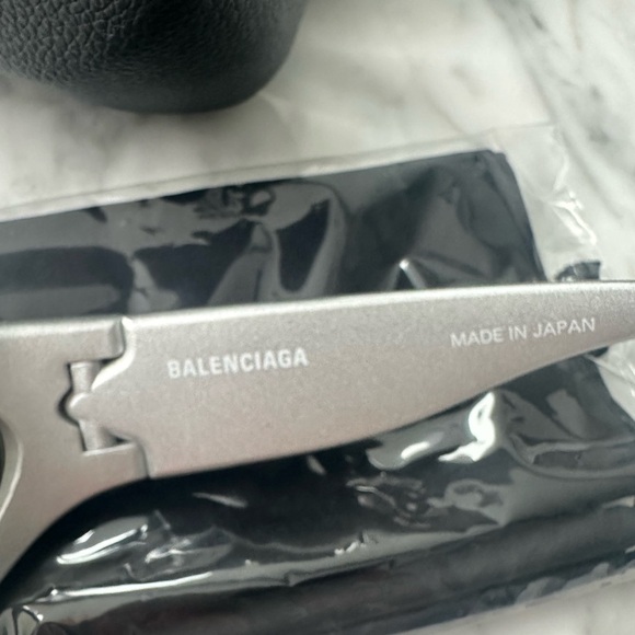 BALENCIAGA SWIFT OVAL SUNGLASSES IN SILVER as seen on Kim K - Picture 6 of 8